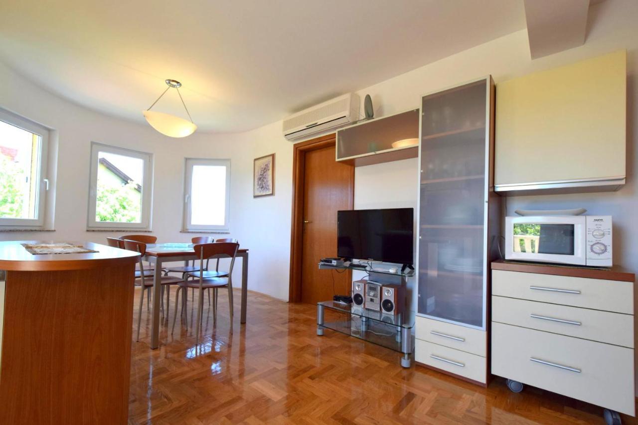 Apartment Mirela Малинска Экстерьер фото