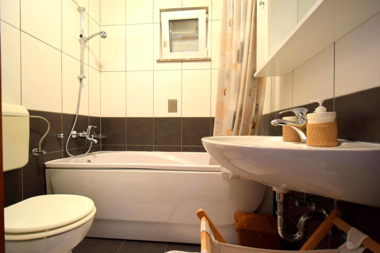 Apartment Mirela Малинска Экстерьер фото