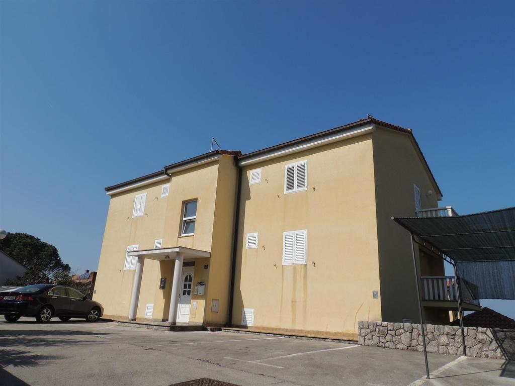 Apartment Mirela Малинска Экстерьер фото